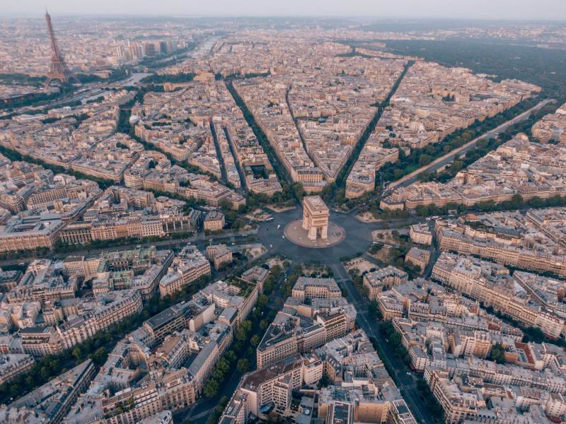 Aerial-of-the-Arc-de-Triomphe-in-Paris,-France
