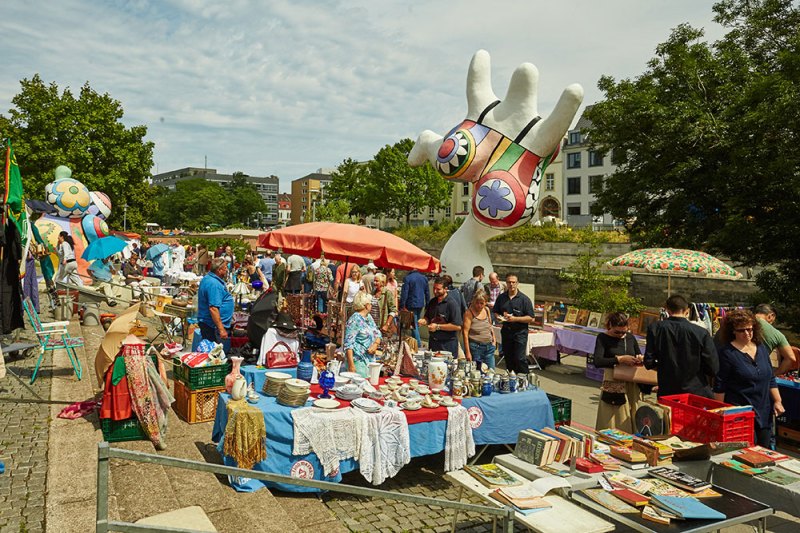 Hannover, DEU, 11.07.2015 Flohmarkt  [ (c) Christian Wyrwa, Diplom-Foto-Designer (FH),  Burgwedeler Str. 91D , 30916 Isernhagen (bei Hannover), Germany, E-Mail: info@wyrwa-foto.de,  Tel: +49-511-3945254, Fax:+49-511-1233545, Mobil: +49-171-8340094, 7 % MwSt, St.Nr.: DE 1800903836, Bankverbindung: Konto: 900437952, BLZ 25050180, Sparkasse Hannover, IBAN: DE03250501800900437952; BIC: SPKHDE2HXXX:, Jegliche Verwendung ausserhalb einer journalistischen bedarf einer gesonderten Freigabe.Es gelten ausschließlich meine Geschäftsbedingungen (AGB). (Diese können eingesehen werden unter: http://www.wyrwa-foto.de/Wyrwa-AGB/Wyrwa_AGB.pdf ) Dieses Lichtbildwerk ist gesetzlich geschuetzt. Nachdruck, Veroeffentlichung und Verwendung nur gegen Honorar (mindestens MFM Liste 2008), Belegexemplar und Autorennennung.: "Foto: Christian Wyrwa" , www.freelens.com/clearing/, kein Modelrelease vorhanden, no modelrelease] [#0,26,121#]