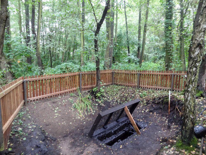Tar-pit-with-fence